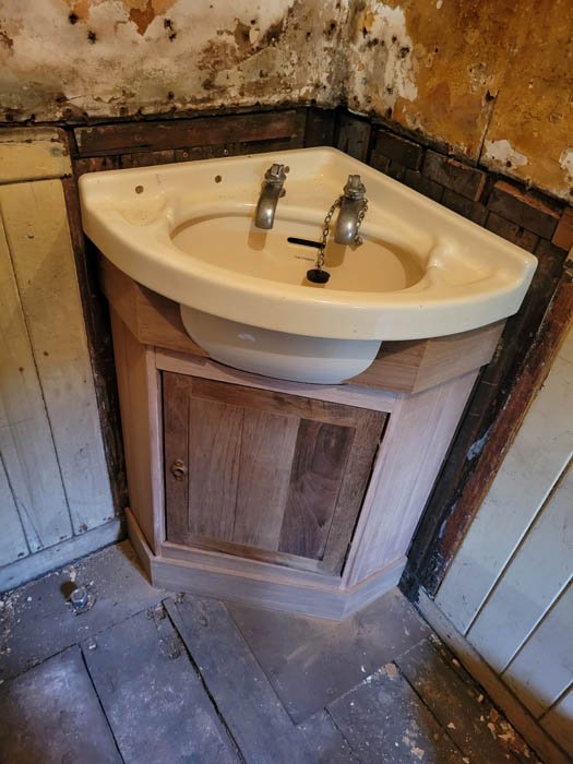Washhand basin support cabinet
